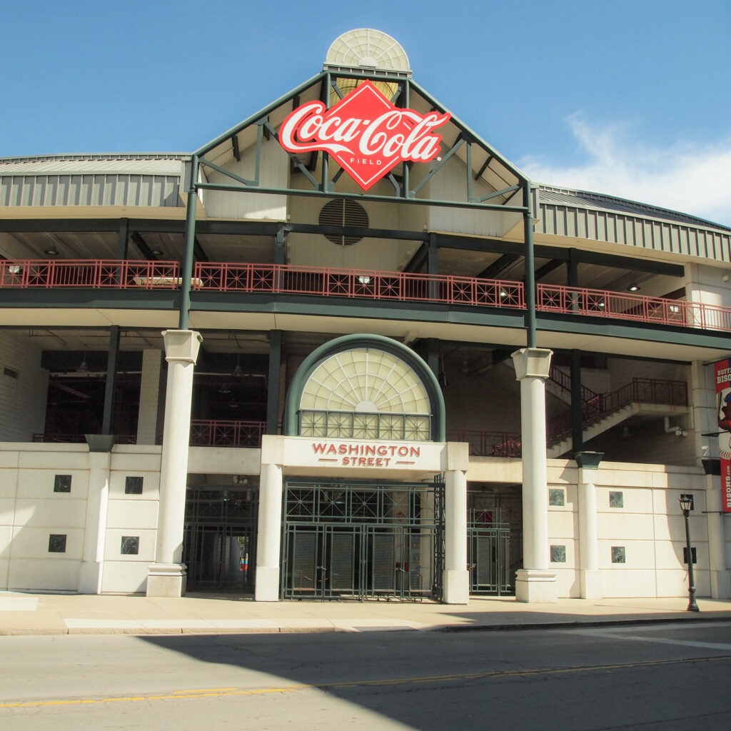 L'entrée du Coca-Cola Field avec le logo de la célèbre marque de soda.