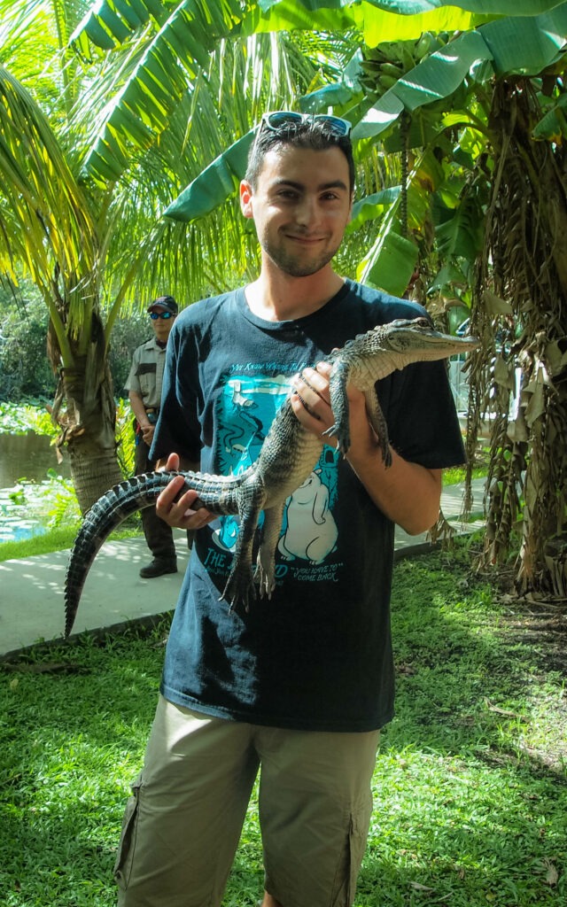 Me voici avec un bébé alligator dans les bras !