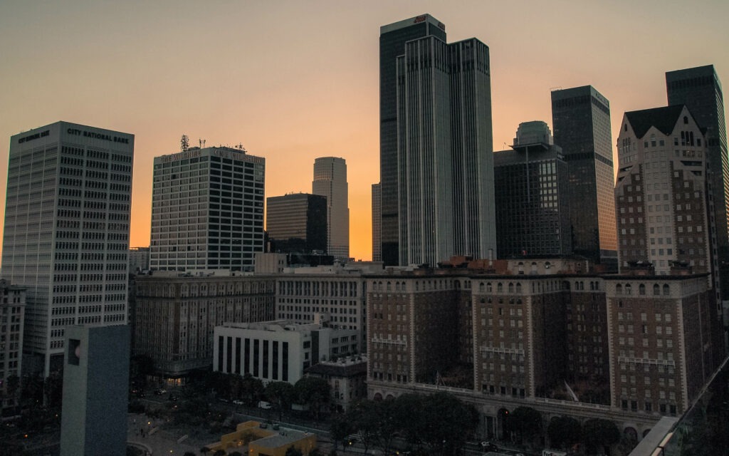 Vue imprenable sur les gratte-ciels de Downtown Los Angeles depuis The Perch, le rooftop français qui permet de profiter du coucher de soleil tout en dégustant une bière californienne.