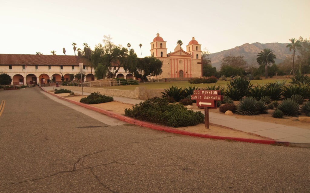 Coucher de soleil sur la Mission Santa Barbara, après une panne d'électricité dans ma voiture de location.