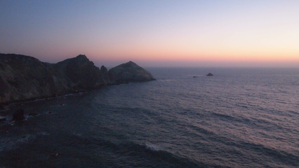 Conduite de nuit sur la Route 1 California, entre falaises et océan.