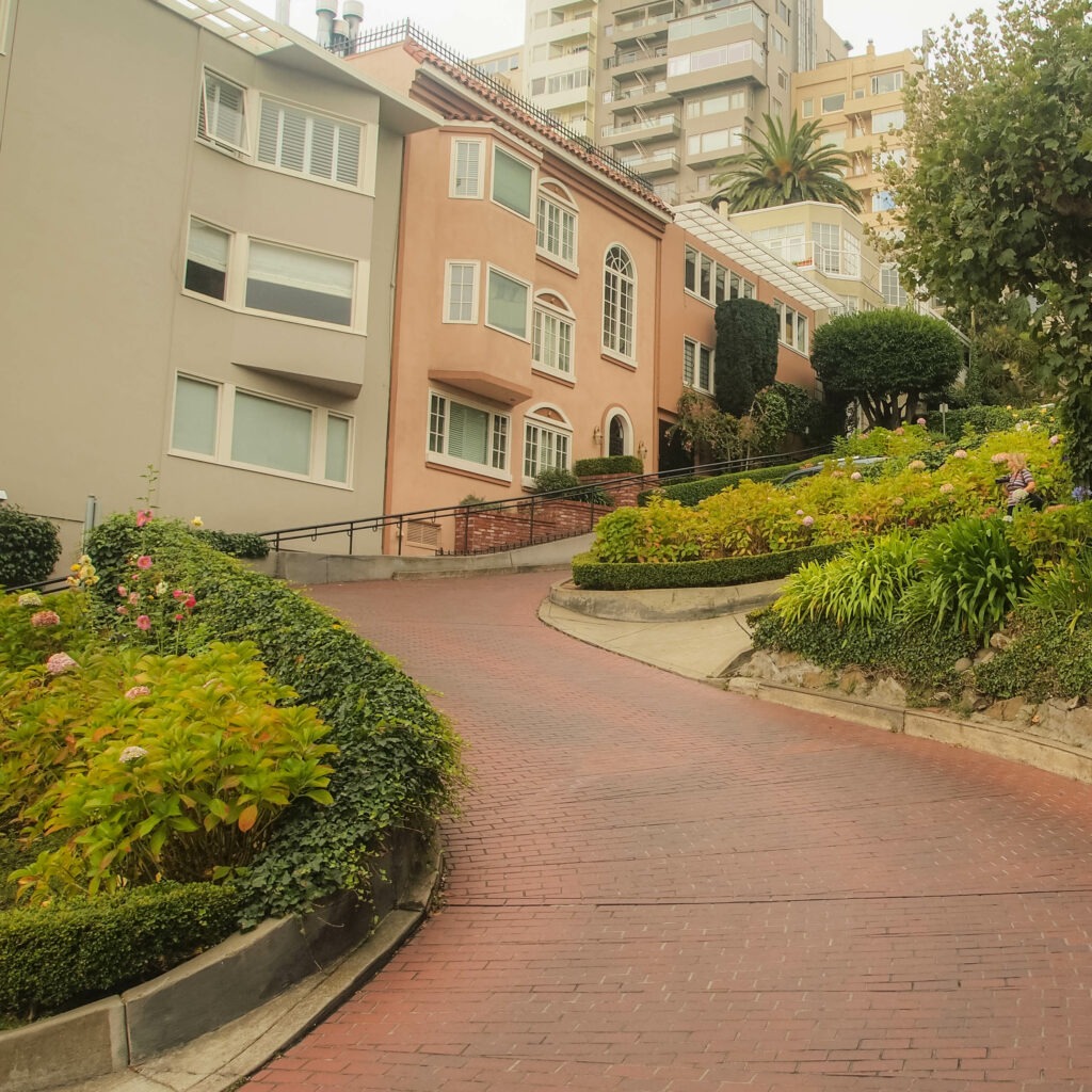 Huit lacets serrés dans une pente vertigineuse : Lombard Street est une étape incontournable de San Francisco en une journée.