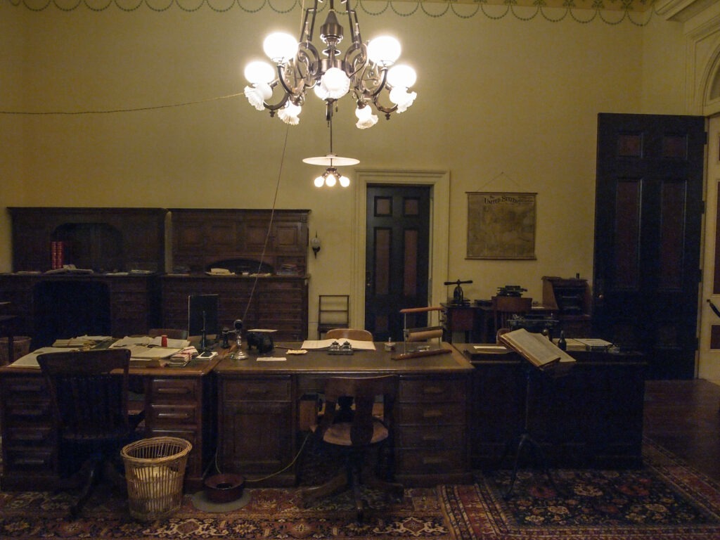 Les salles du California State Capitol reconstituées comme à l’époque, une plongée dans l’histoire californienne.