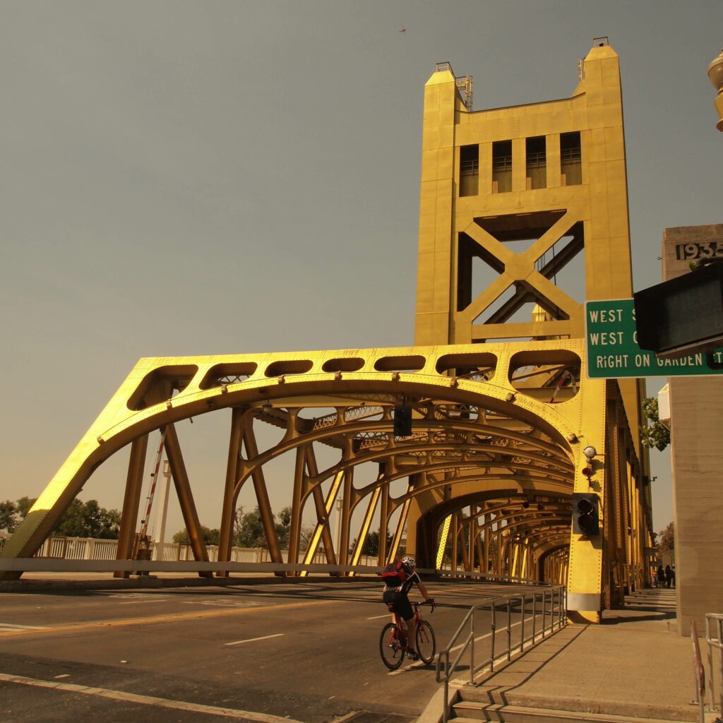 Le Tower Bridge de Sacramento, moins célèbre que le Golden Gate mais tout aussi emblématique pour la ville.
