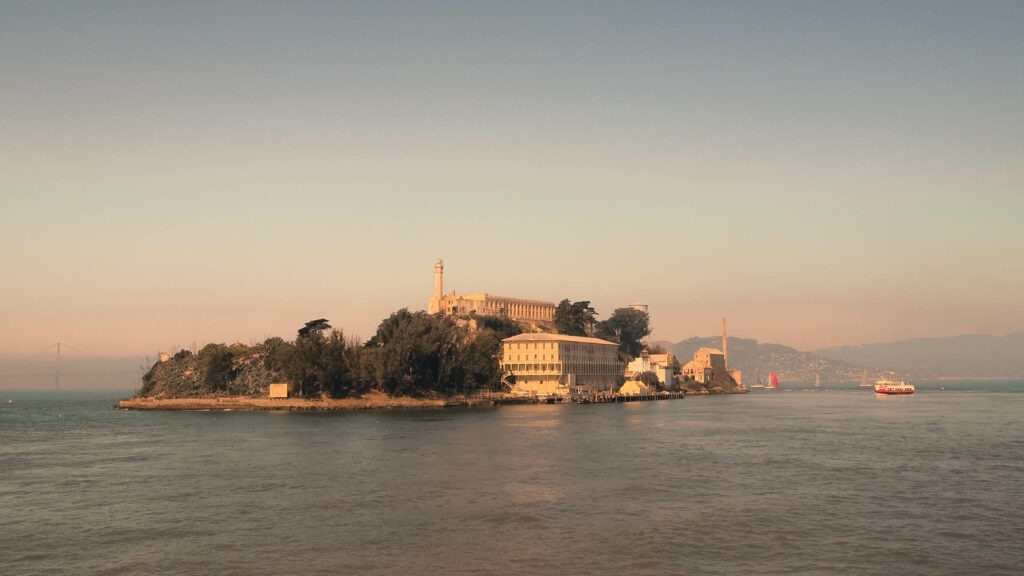 Vue d’Alcatraz depuis le ferry, à quelques minutes de San Francisco.