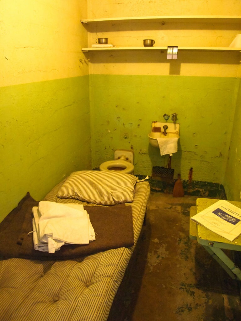 Cellules exiguës d’Alcatraz, où les prisonniers vivaient dans 6 m² seulement.