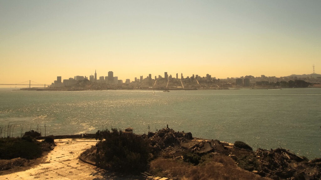 Depuis Alcatraz, on aperçoit San Francisco : la liberté si proche, mais inaccessible.