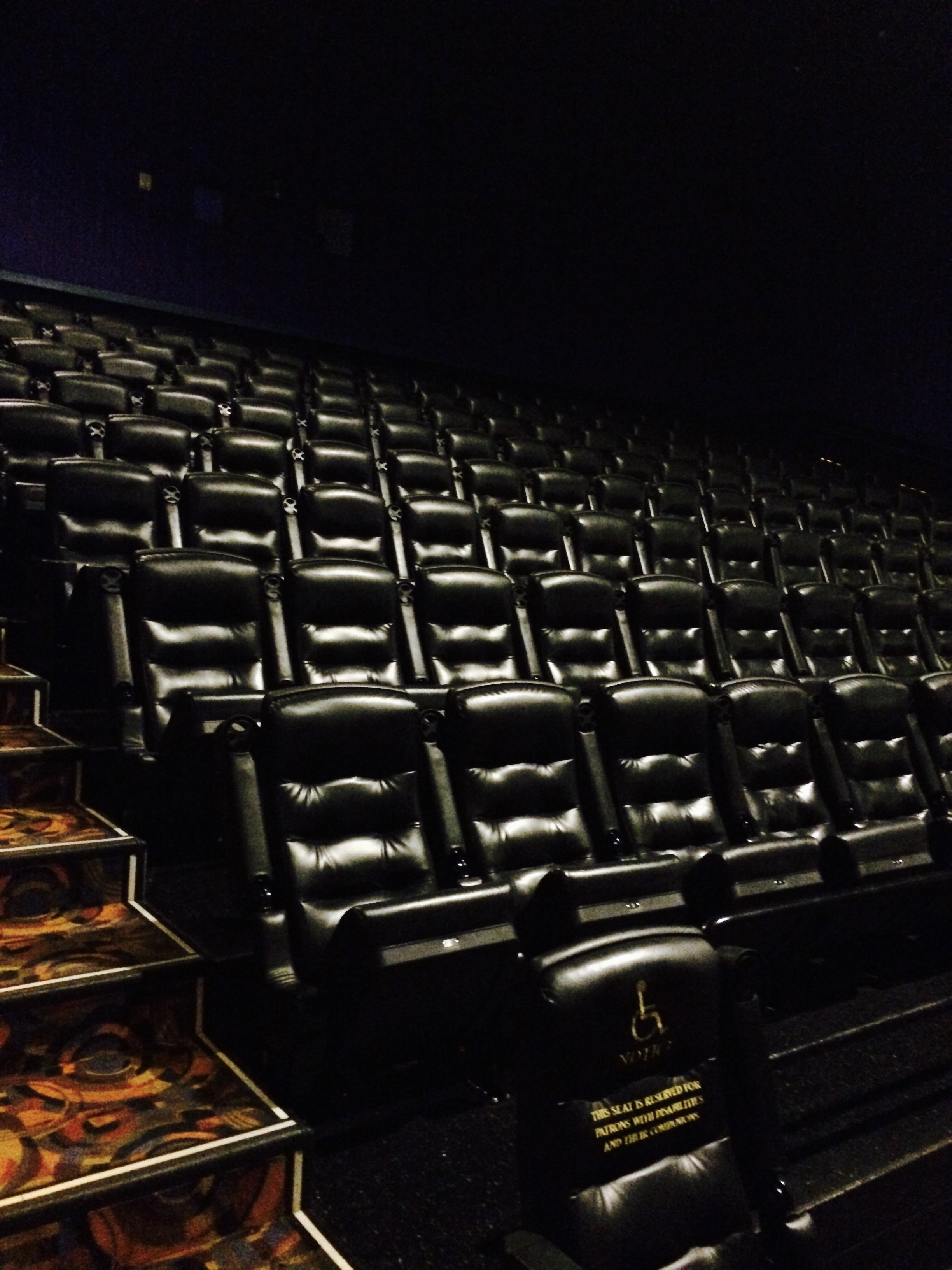 Sièges vides d’un cinéma à San Francisco – ambiance particulière pour ma dernière journée en Californie