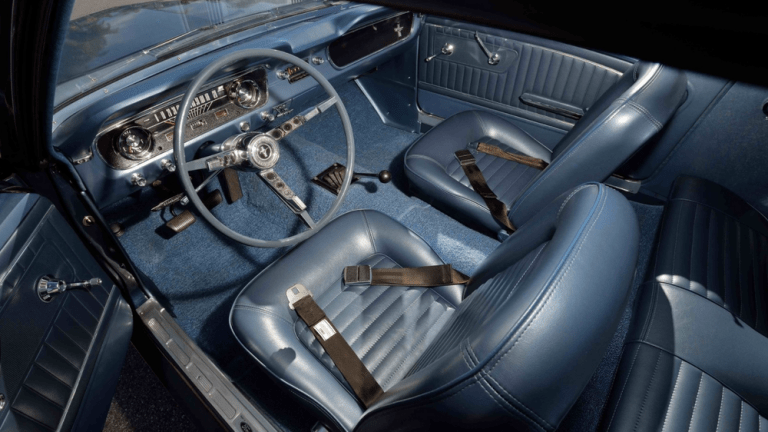 Mustang 5F07U100002 (vue intérieur)