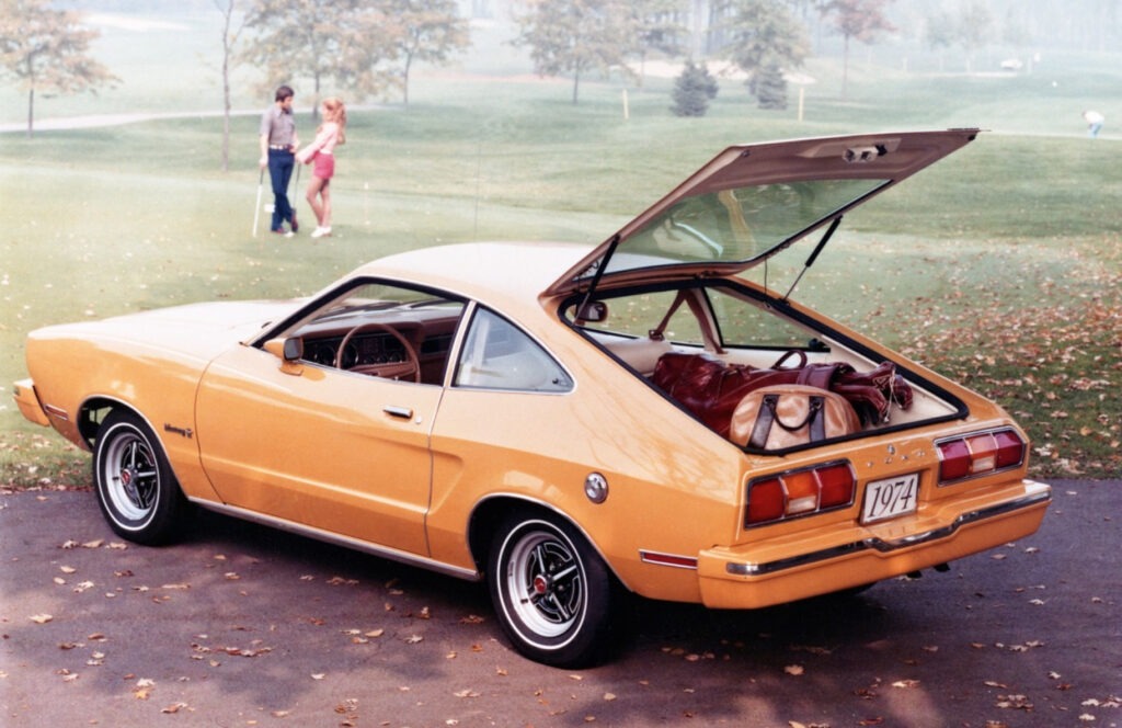 Publicité pour la Mustang II en 1974, ici montrée dans sa version hatchback.
