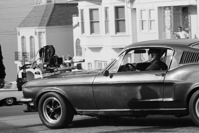 Sur le tournage de Bullitt, la caméra est fixée sur le capot de la Mustang.