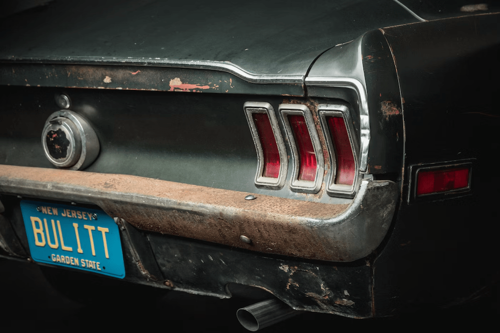 Durant les années sous la responsabilité des Kiernan, la Bullitt 559 passent un long moment stockées en raison d'un problème d'embrayage. Notez la plaque "BULITT" (avec un seul L) qui lui est réservée.