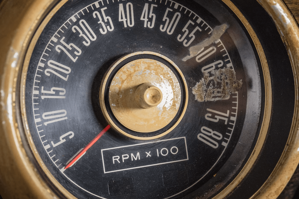 Ford a révélé cette photos prise sur la Bullitt 559 du compteur laissant apparaitre des traces de ruban adhésif sur lequel était inscrit « LITTLE PIECES ».
- courtoisie Ford