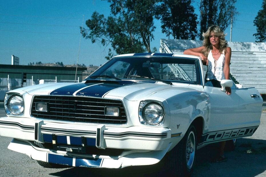 Dans la série Drôles de Dames de 1976, Farrah Fawcett conduit une Cobra II, tandis que Jaclyn Smith utilise une Mustang II coupé GHIA.