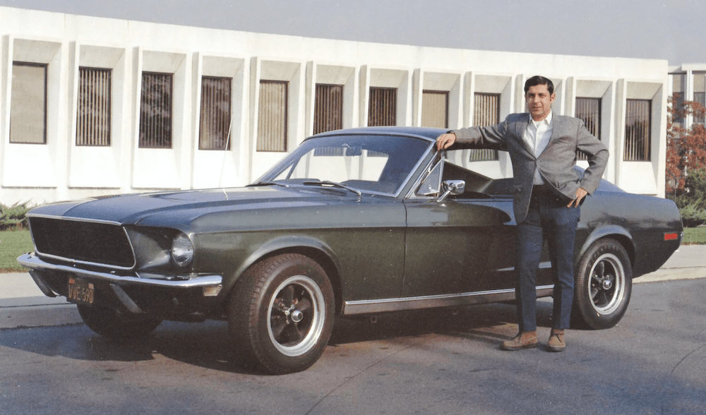 Frank Marranca pose devant sa "Bullitt" en 1973 - propriété de Frank Marranca.