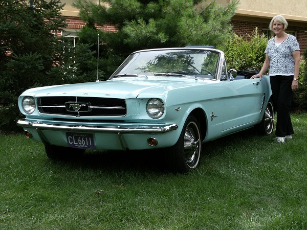 Gail Brown et sa Ford Mustang