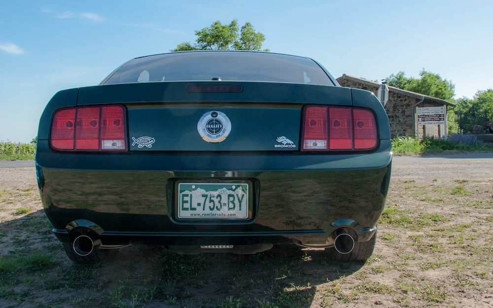 La face arrière de la Bullitt 2008 laisse apparaître un bouchon de réservoir réalisé spécifiquement pour cette édition. Notez également les plaques que David a choisi : elles indiquent clairement la provenance de la voiture.