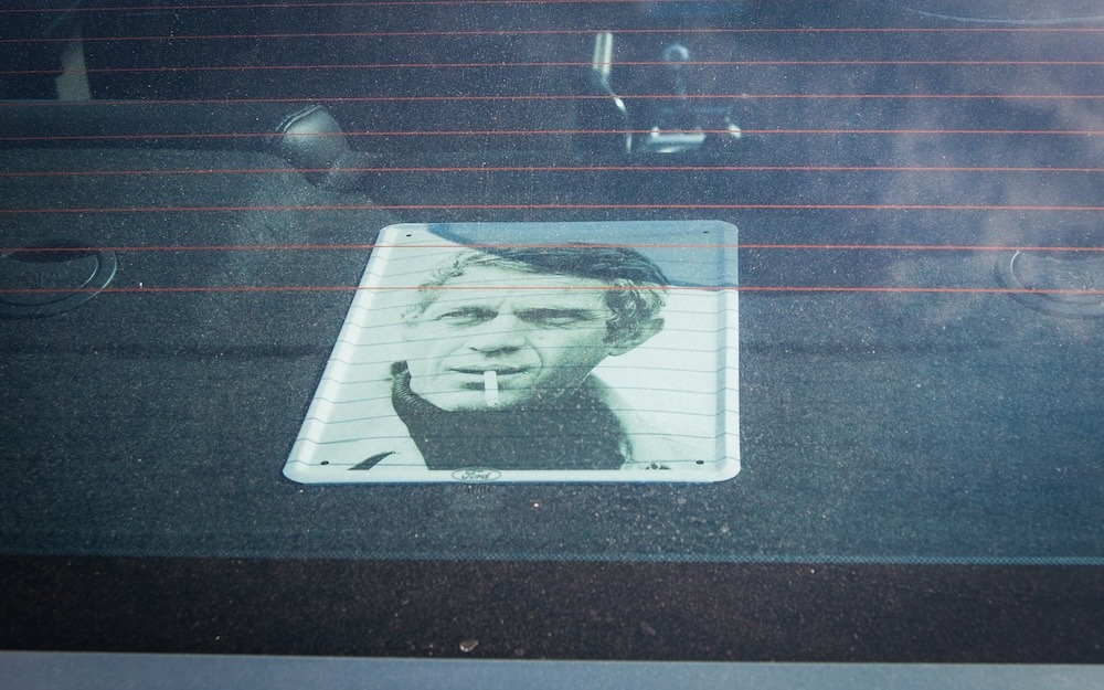 En mémoire de l'acteur, David a ajouté une photo de Steve McQueen sur la planche arrière de sa Bullitt.