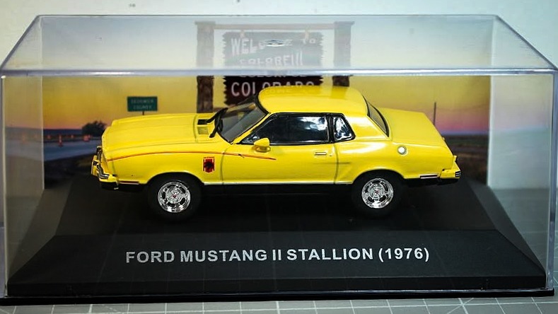 Pour Robert, cette miniature au 1/43 a été réalisée à partir de sa propre Mustang II Stallion, en témoigne le liseré rouge qu'il a lui même ajouté sur sa carrosserie. En France, elle a été commercialisée par Altaya en juin 2025, c'était le numéro 39 de la collection Ford Mustang. Photo : Robert Aldrich