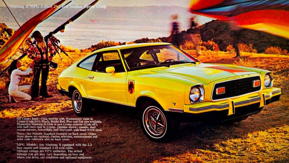 Les brochures publicitaires mettent principalement en avant la Stallion Hatchback. Pourtant, 1 942 exemplaires de la version Coupé (Hardtop) sont également produits en 1976. Crédits : Ford Motor Company