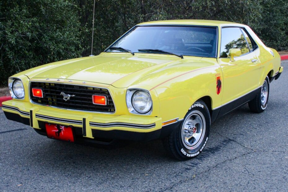 La Stallion possède une grille avant dépourvue de l'emblème Mustang (le cheval au galop), mais Robert a décidé de l'ajouter car il trouve sa voiture plus élégante ainsi. Comme il le dit lui-même, c'est une modification réversible à l'aide d'un simple tournevis. Photo : Robert Aldrich