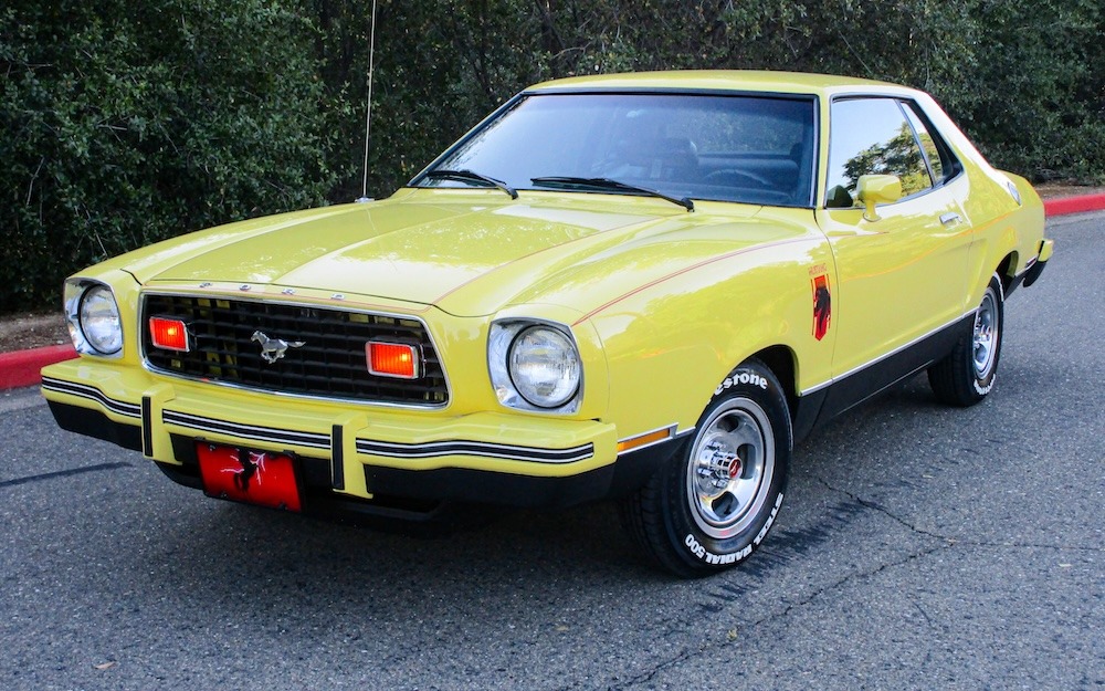 La Stallion possède une grille avant dépourvue de l'emblème Mustang (le cheval au galop), mais Robert a décidé de l'ajouter car il trouve sa voiture plus élégante ainsi. Comme il le dit lui-même, c'est une modification réversible à l'aide d'un simple tournevis. Photo : Robert Aldrich