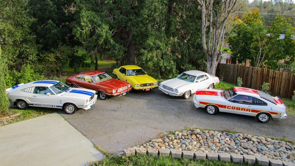 Robert possède plusieurs Mustang II. C'est un inconditionnel de cette génération de Mustang. Depuis que la photo a été prise, il a revendu la Mustang II de 1977 blanche qu'il utilisait au quotidien pour s'acheter un Ranger de 1992. Photo : Robert Aldrich