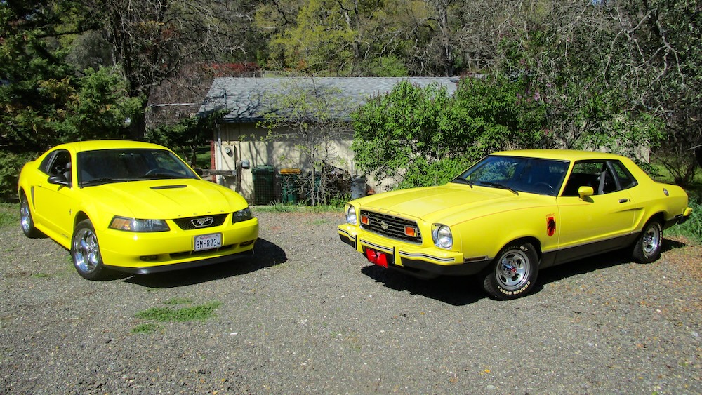 La Mustang II Stallion de Robert aux côtés de sa Mustang GT 2002. « Chaque génération de Mustang possède son propre caractère. Un jour, j'ai conduit ma Mustang 2002 juste après la Stallion : la différence était tout simplement saisissante. » Photo : Robert Aldrich.