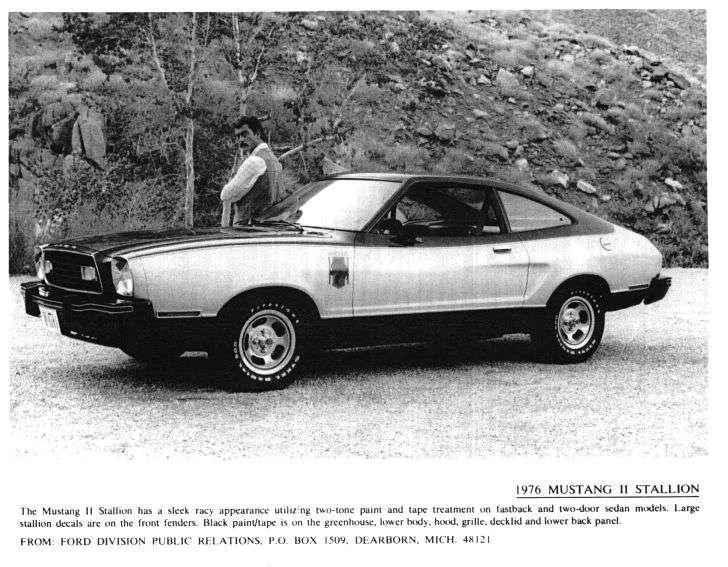 Une illustration d'une rare Mustang II Stallion bicolore. Crédits photos : FORD DIVISION PUBLIC RELATIONS.