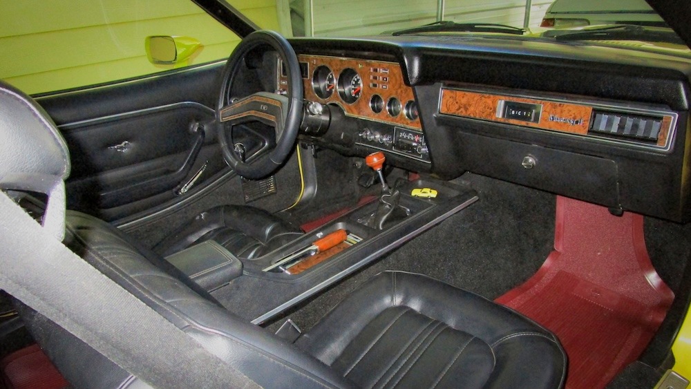 L'intérieur de la Stallion ne diffère pas beaucoup d'un intérieur standard. En principe, le volant est un peu différent (trois branches avec le logo "Stallion" au centre). Photo : Robert Aldrich.
