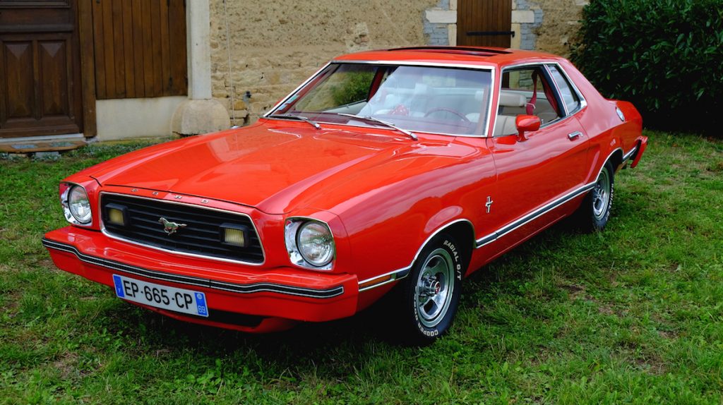 On retrouve les décorations GHIA en vinyle sur la partie inférieure de ce beau coupé.