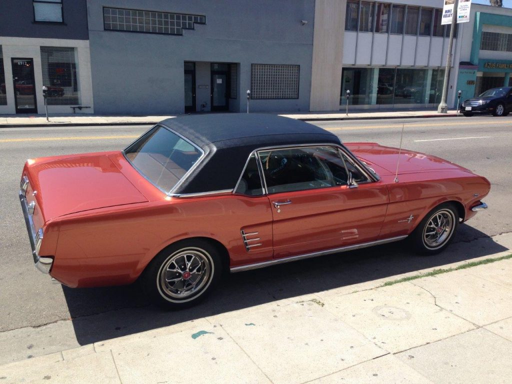 Cette auto est équipée d'un toit vinyle, en option...