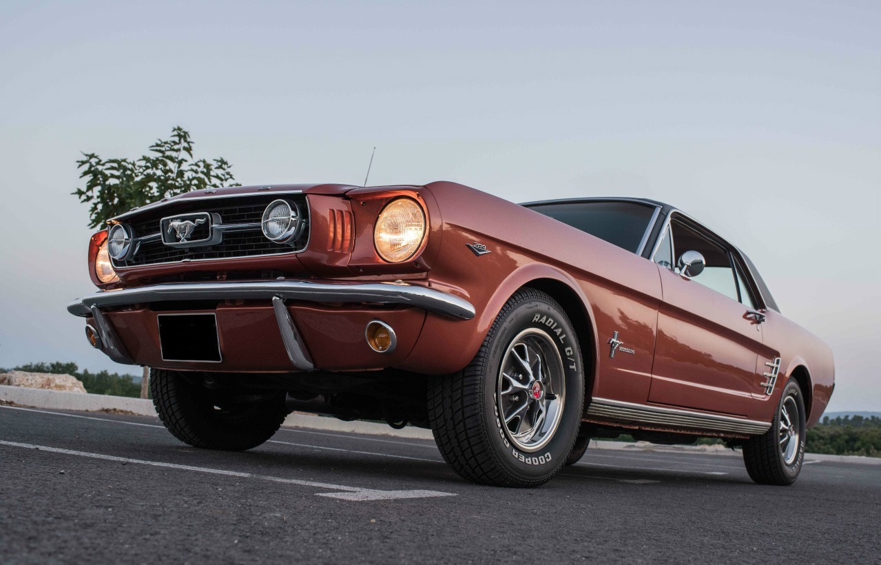 Pierre est l'heureux possesseur de cette Ford Mustang Emberglo orange.