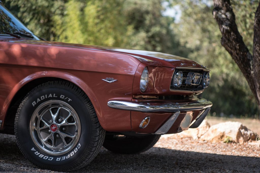 Douce et agressive à la fois, cette Ford Mustang aborde une couleur peu commune.
