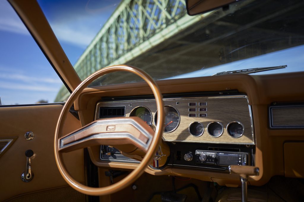 L'intérieur de la Mustang, avec le compteur en km/h