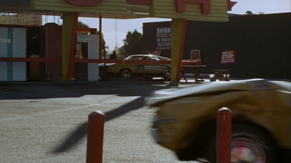 La scène du car wash permet de distinguer les deux Mustang utilisées pour incarner Eleanor : la voiture de cascade, accidentée, et une seconde voiture beaucoup plus intacte. Captures du film Gone in 60 Seconds (1974). Collection transmise par Kurt Kaminer. Copyright : Gone in 60 Seconds Inc.