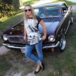 Sophie et sa Mustang ’66 Vintage Burgundy