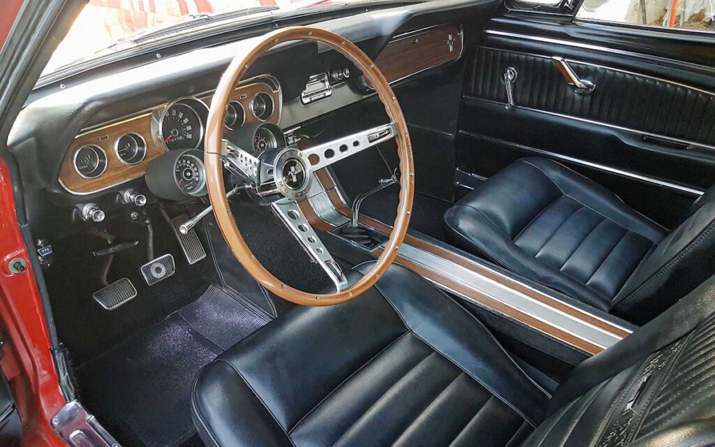 À bord de la Mustang GT 1966 « Export » de Freddy, équipée du Rally Pac et d'un compte-tours de style usine.