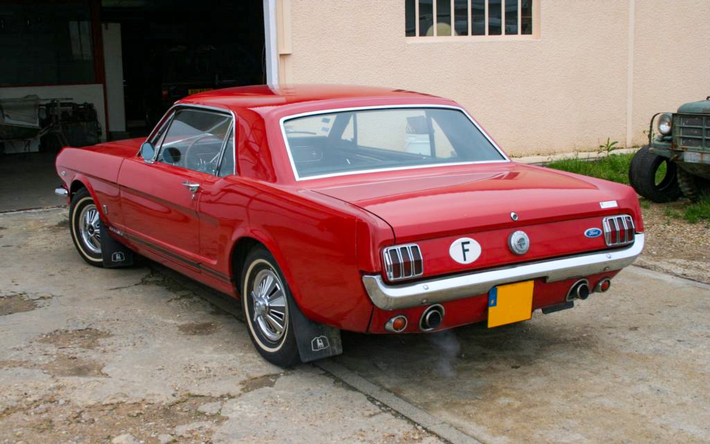 Détails de l'arrière de la Mustang, montrant l'emblème Ford et l'autocollant « F » utilisé sur les voitures immatriculées en France à la fin des années 1960.