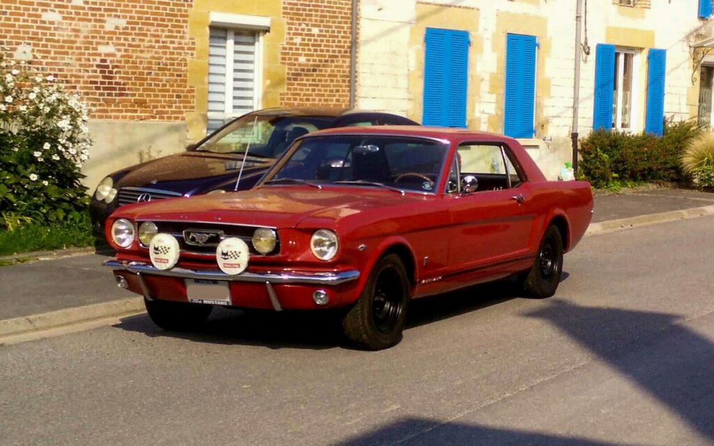 Freddy au volant de sa Mustang GT 1966 « Export » sur les routes françaises.