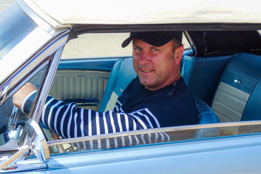 Damien au volant de sa Mustang cabriolet 1965