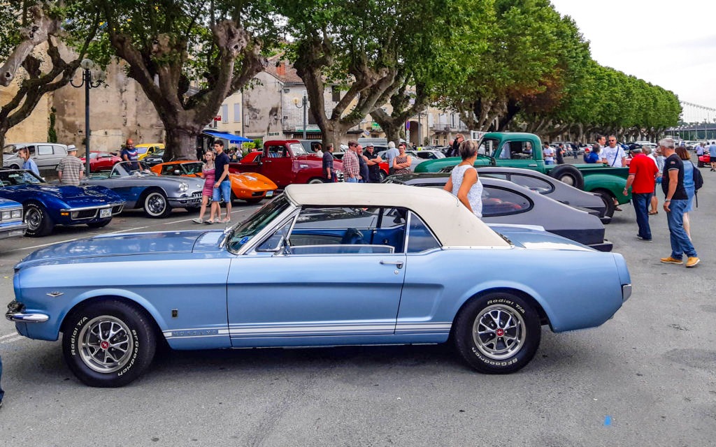 Mustang cabriolet 1965 Stewball rassemblement voitures anciennes