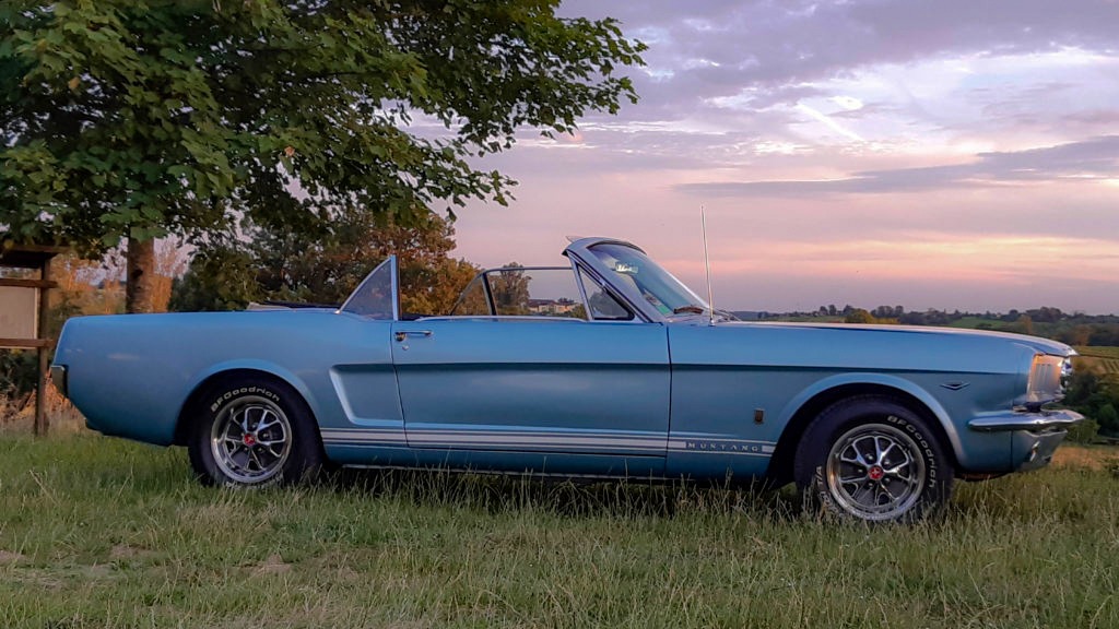 Mustang cabriolet 1965 Stewball coucher de soleil