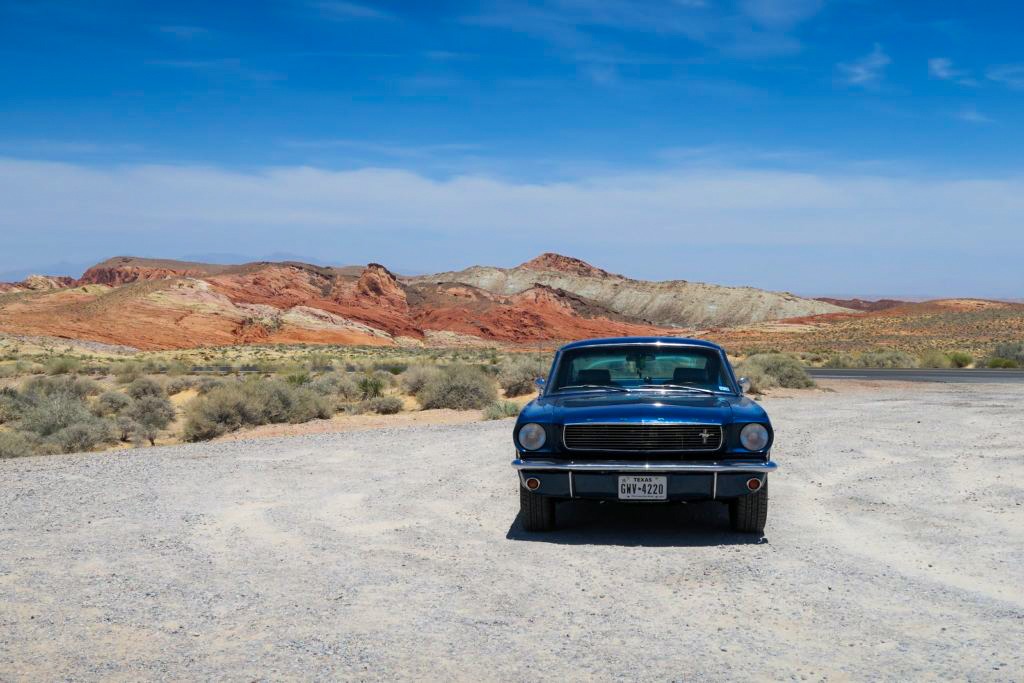 Mustang 1966 en road trip dans le Sud-Ouest des États-Unis