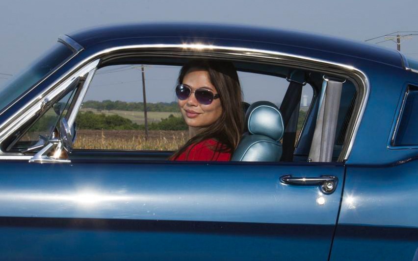 Kelly au volant de son fastback Mustang 1966
