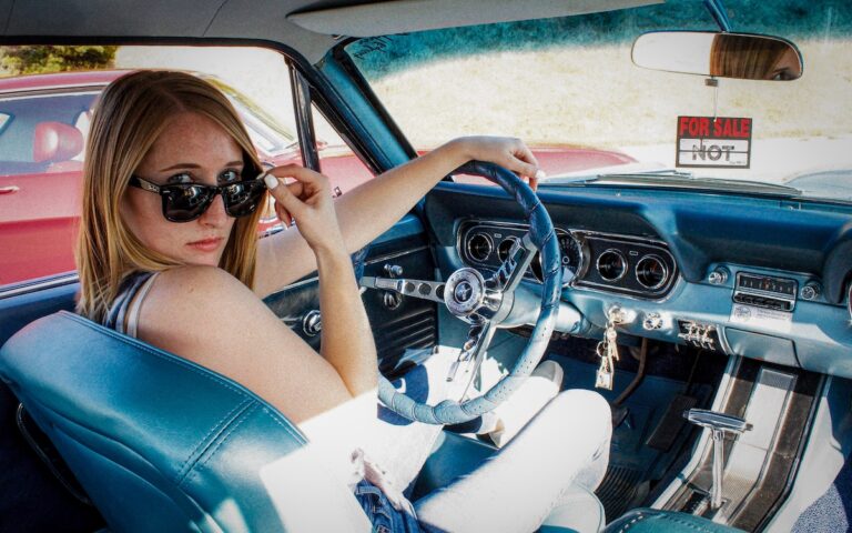 Marissa et son coupé 66 six cylindres.