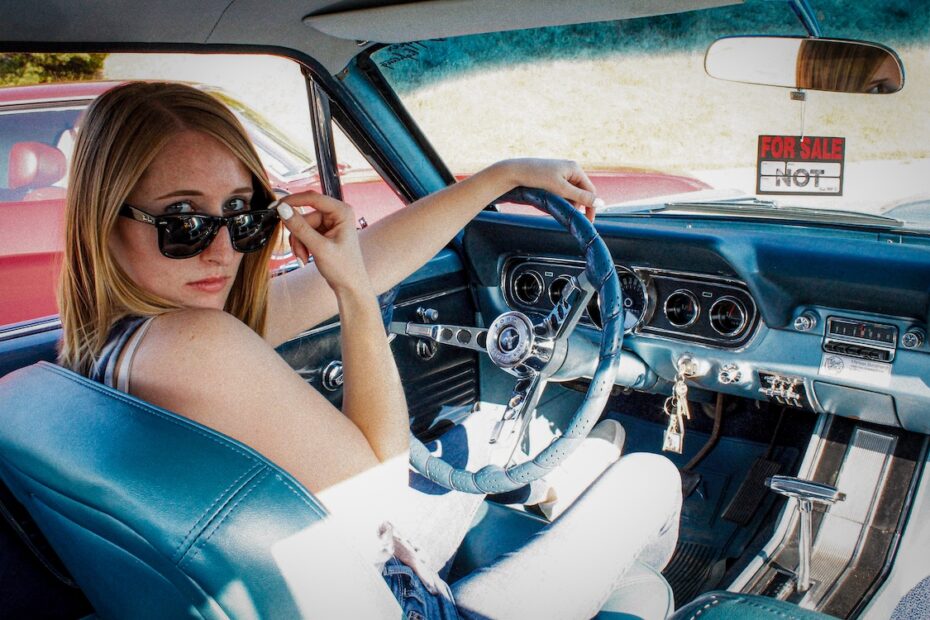 Marissa et son coupé 66 six cylindres.