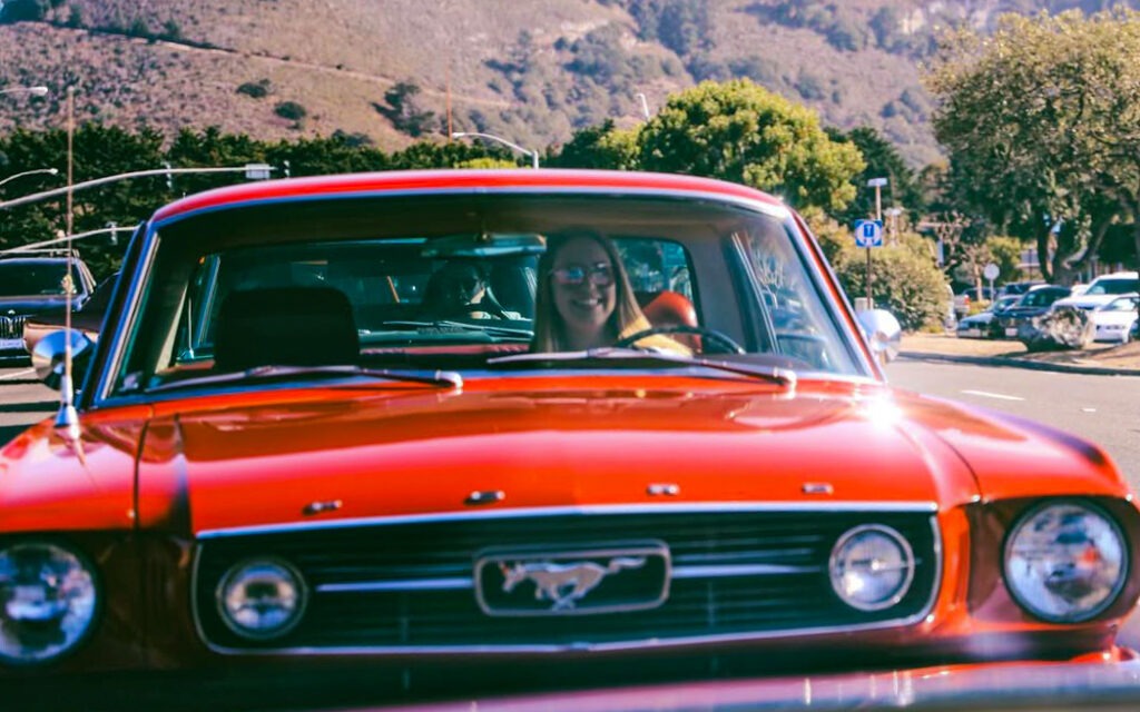 Francesca conduisant sa Mustang GT 1966 en Californie