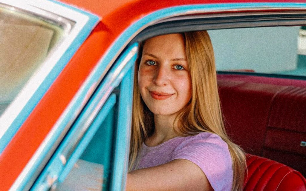 Francesca au volant de sa Mustang GT 1966