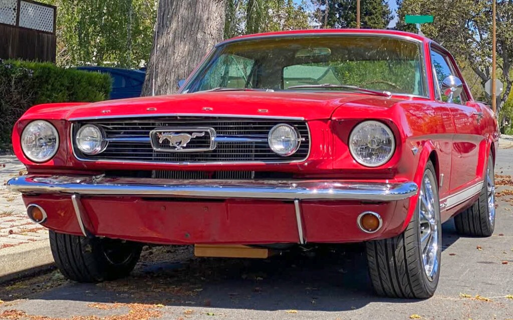 Vue avant de la Mustang GT 1966 rouge de Francesca